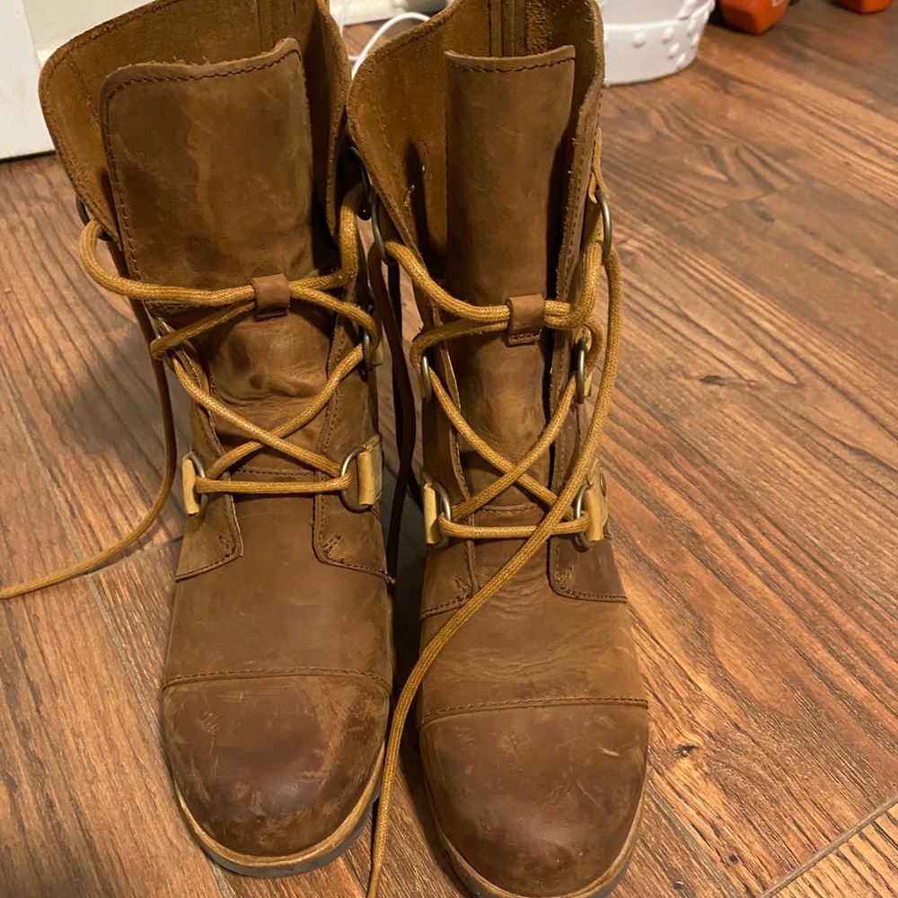 Like new sorel Joan of artic wedge boot sz8